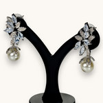 Auskarai "Floral Pearl Dangles"