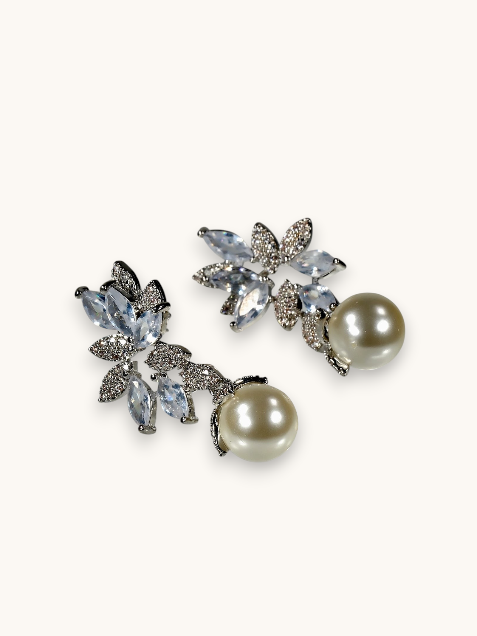 Auskarai "Floral Pearl Dangles"