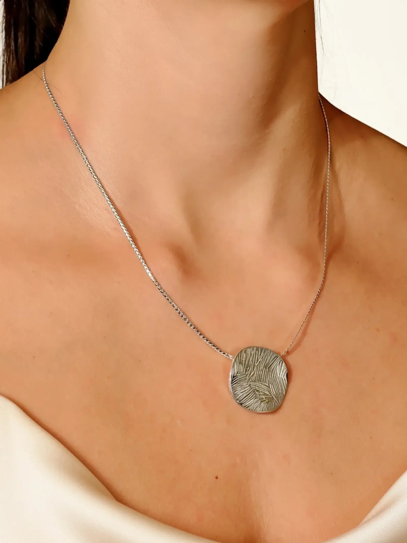 Kaklo papuošalas "Moon"